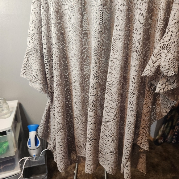5/ $20 Mix & Match - Grey lace kimono wrap one size fits 1x to 3x - Picture 4 of 7